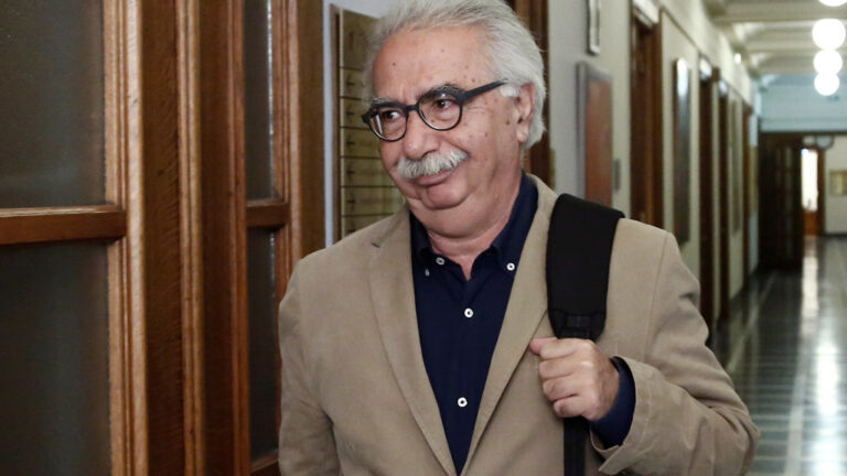 Χλευάζει τους γονείς που επιστρέφουν τα βιβλία των θρησκευτικών ο Γαβρόγλου
