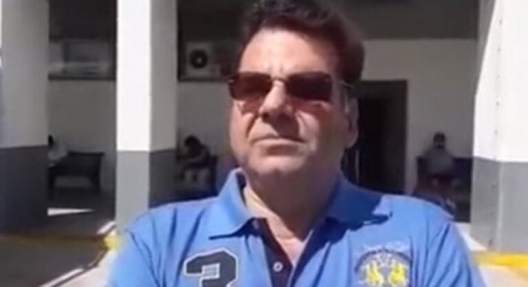 Δικαστικός επιμελητής πανηγυρίζει την κατάσχεση μαγαζιού στην Κρήτη