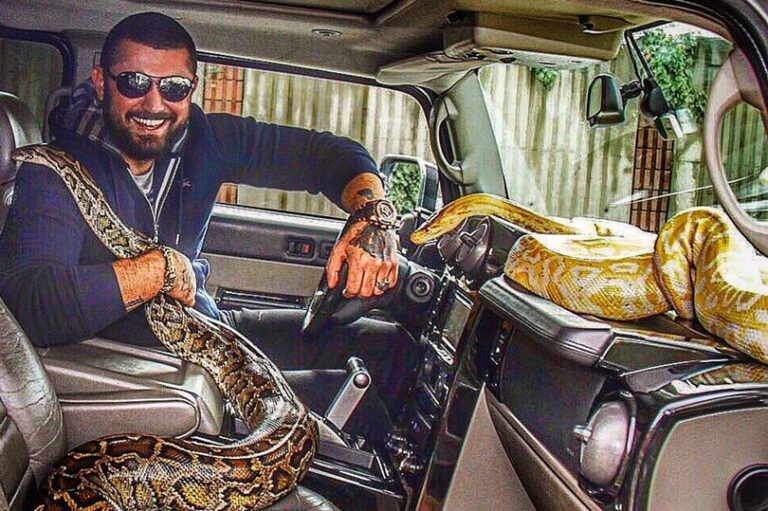 Τα πλουσιόπαιδια της Κωνσταντινούπολης ποζάρουν και με φίδια