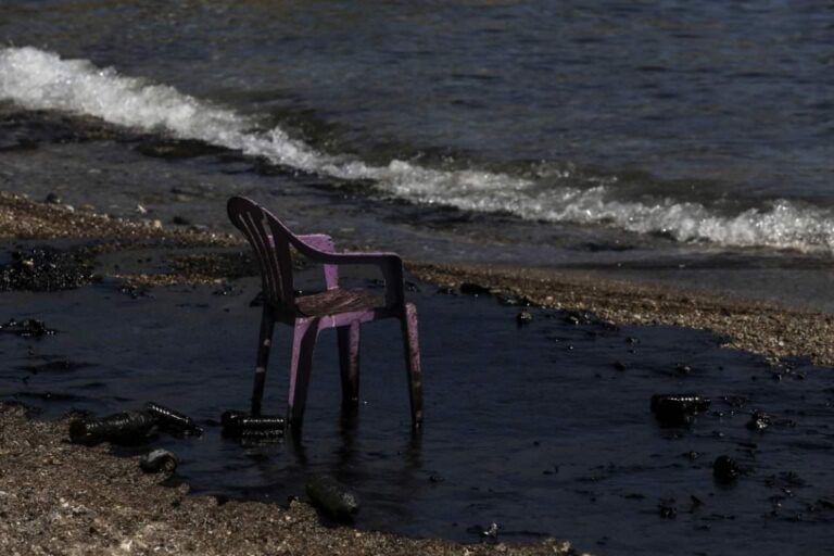 Ποιος είναι και τι ισχυρίζεται ο πλοιοκτήτης του «Αγία Ζώνη ΙΙ» που μετέτρεψε σε «λίμνη μαζούτ» τον Σαρωνικό