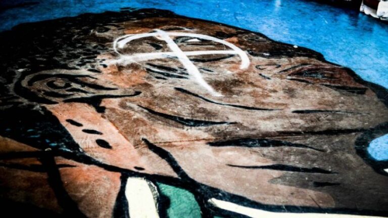 Bανδάλισαν με σύμβολα της Χρυσής Αυγής το γκραφίτι του Γιάννη Αντετοκούνμπο στα Σεπόλια