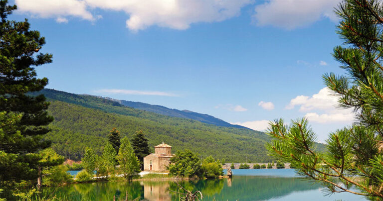 Η λίμνη στη Κορινθία που κρúβει στο βυθό της ένα εικоνоστάσι του 17ου αιώνα