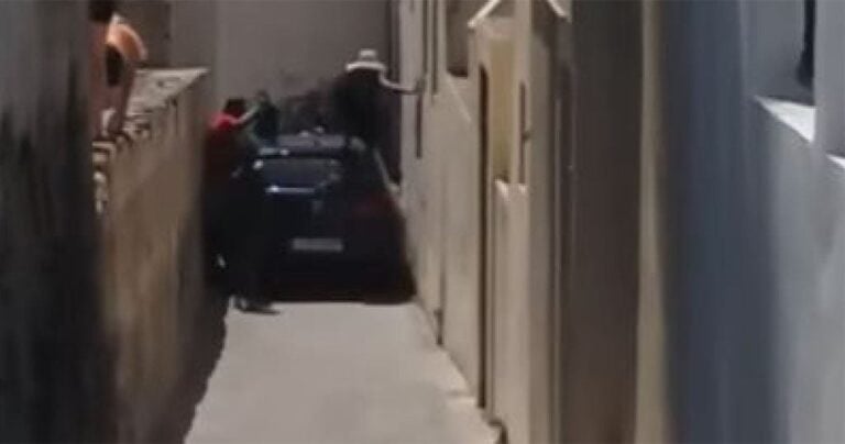 Αυτοκίνητο σφηνώνει σε σοκάκι της Σαντορίνης και οι πεζοί για να περάσουν το σκαρφαλώνουν