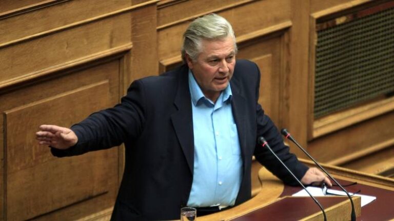 Παπαχριστόπουλος: «Πήγα και έκανα μπάνια στη Βούλα. Δεν είδα καμία κηλίδα.»