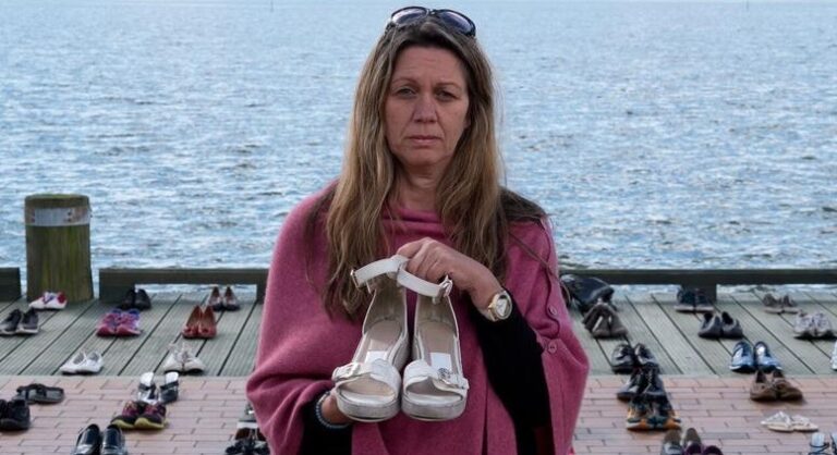 Γονείς κρατούν τα άδεια παπούτσια των παιδιών τους που αυτοκτόνησαν