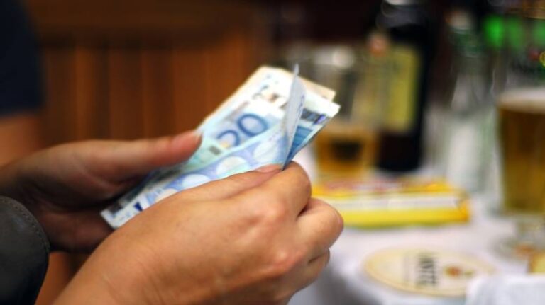 Επιχειρηματίας στην Λάρισα έδωσε μπόνους 18.000 ευρώ στους υπαλλήλους του