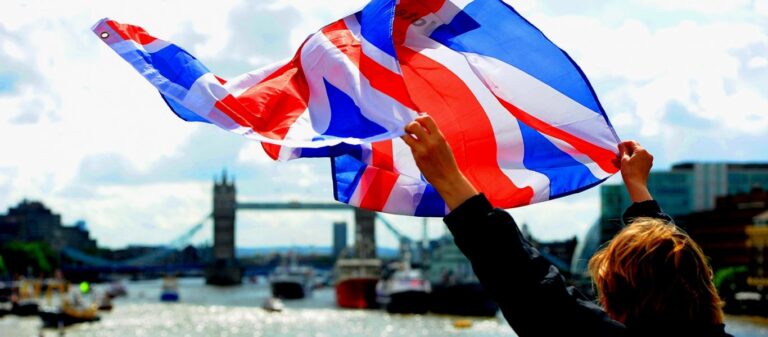 Βρετανία: 13 μήνες μετά το Brexit η ανεργία έπεσε σε χαμηλό 40 ετών ενώ μισθοί και στερλίνα εκτοξεύθηκαν