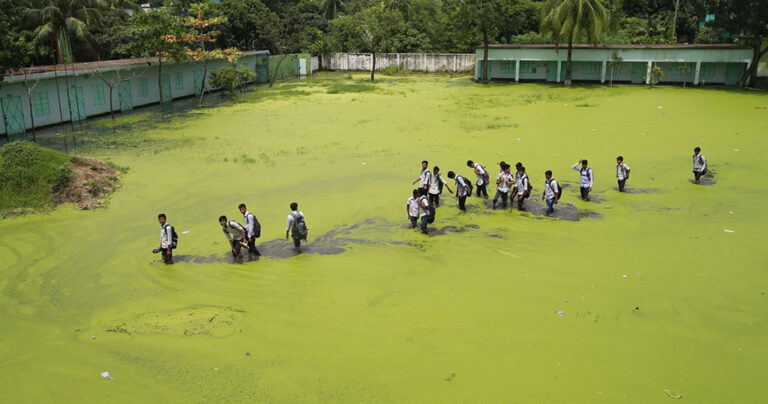 Σχεδόν κανείς δεν μιλά για τις πλημμύρες στη Νότια Ασία που πνίγηκαν 1200 άνθρωποι