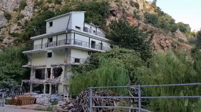 Κραυγή αγωνίας από τους Έλληνες της Αλβανίας: «Δημεύουν τα σπίτια μας»