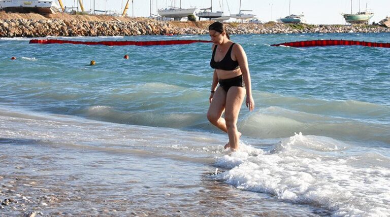 «Ένιωσα την πίσσα κολλημένη πάνω μου» λέει η γυναίκα της φωτογραφίας