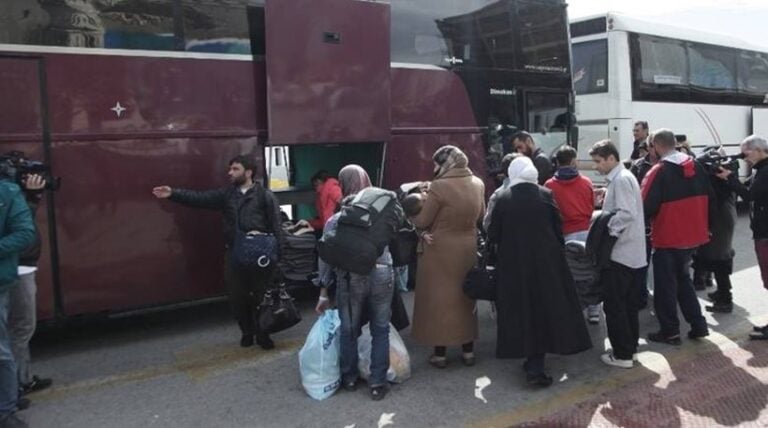 Τρίκαλα: Οι πρώτοι πρόσφυγες μεταφέρθηκαν στα νέα τους διαμερίσματα