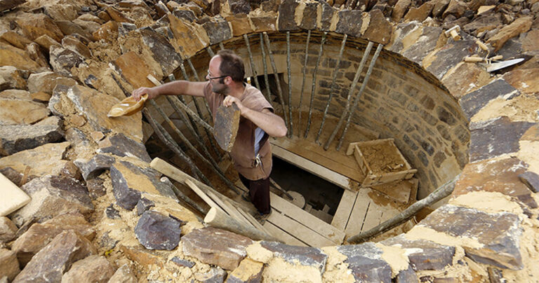 Εδώ και 20 χρόνια οι Γάλλοι χτίζουν ένα κάστρο με τεχνικές του Μεσαίωνα