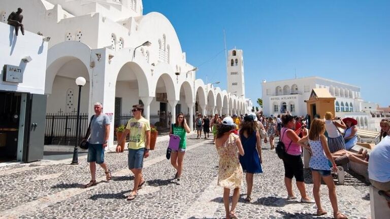 Καθηγητές κοιμούνται στην παραλία γιατί δεν βρίσκουν σπίτι στα νησιά