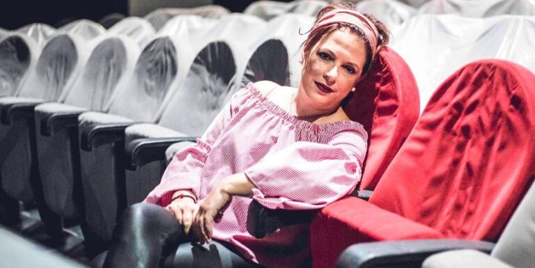 Ελένη Ράντου: «Ημουν ένα παιδί με χαμηλή αυτοεκτίμηση και το χιούμορ με έκανε πιο αρεστή»