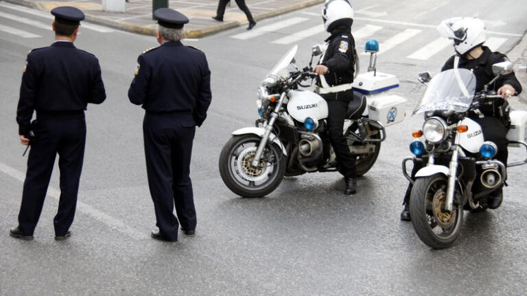 Αστυνομικοί λήστεψαν από Σύρο πρόσφυγα 280.000 ευρώ