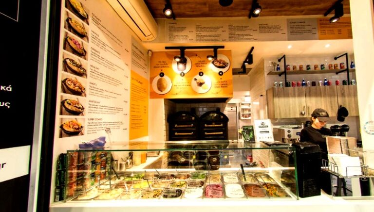 «Καυτή Πατάτα»: Το μαγαζί που πήγε το street food στην Αθήνα σε άλλο επίπεδο