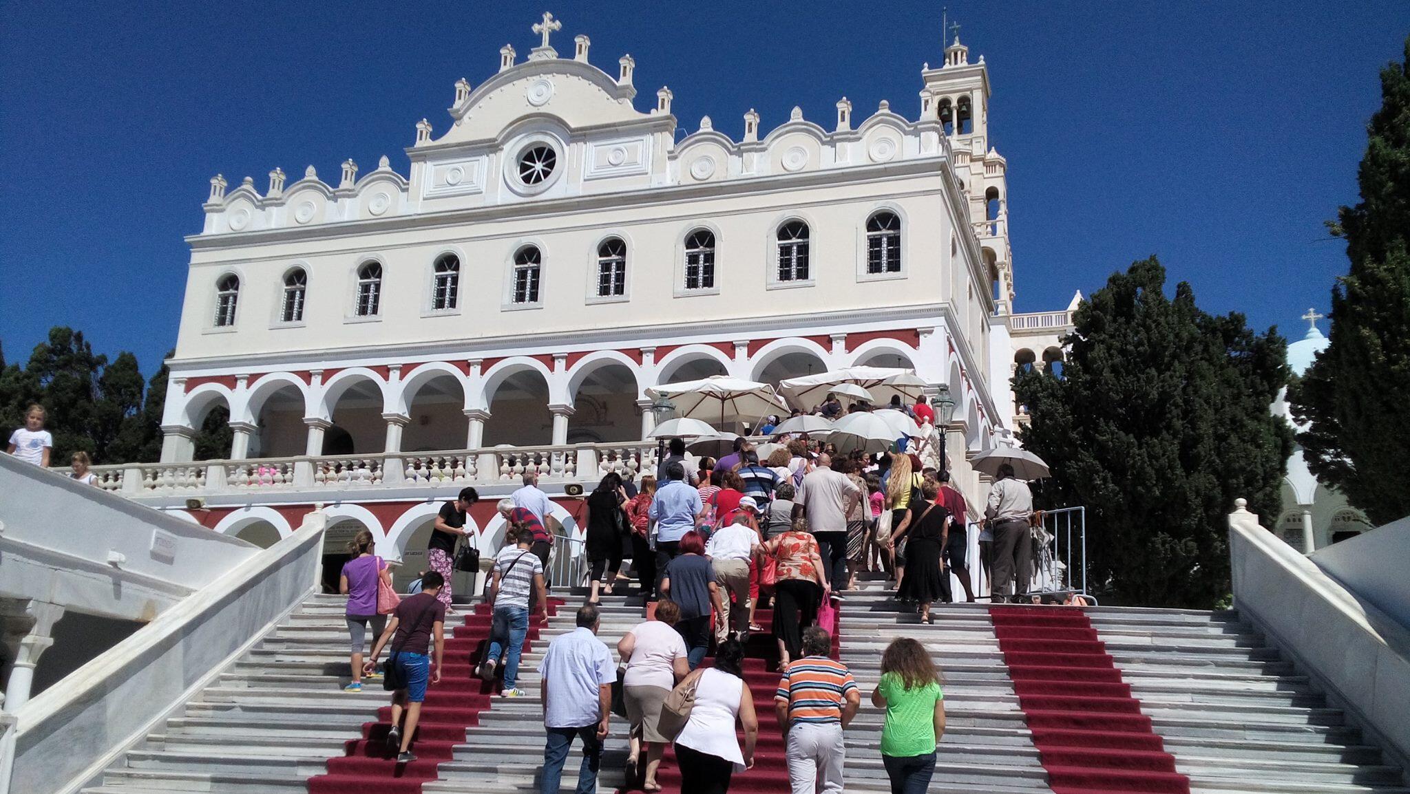 Τήνος: Συνεχίζεται το προσκύνημα χιλιάδων επισκεπτών στην Παναγία Μεγαλόχαρη