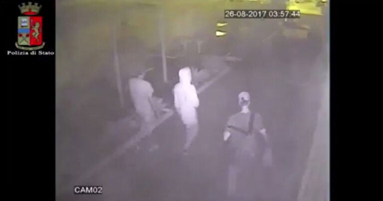 Αφρικανοί μετανάστες περπατάνε με άνεση μετά από oμαδικό βιασμό τουρίστριας στην Ιταλία