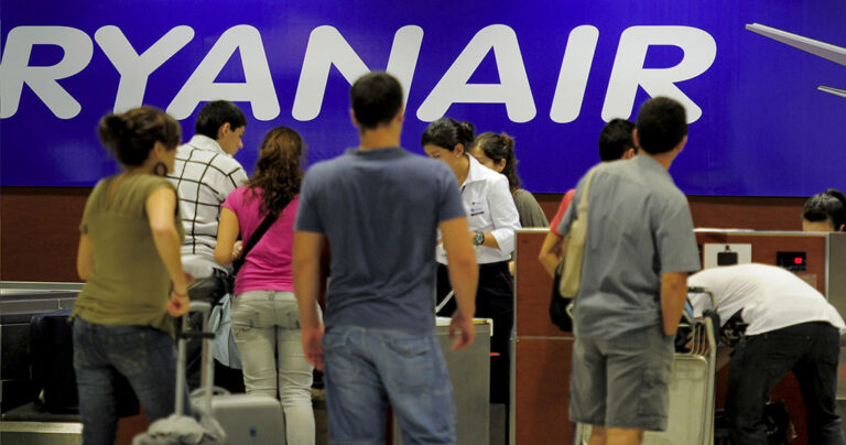 Η Ryanair «κόβει» τις χειραποσκευές και αλλάζει την πολιτική για τις βαλίτσες από 1η Νοεμβρίου