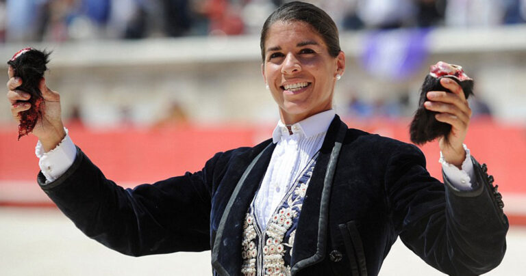 Γαλλίδα ταυρομάχος ποζάρει περήφανη με τα κομμένα αυτιά του ταύρου