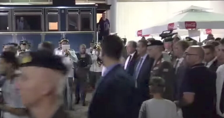 Η μπάντα του στρατού υποδέχτηκε τον Καμμένο παίζοντας Ρόκυ