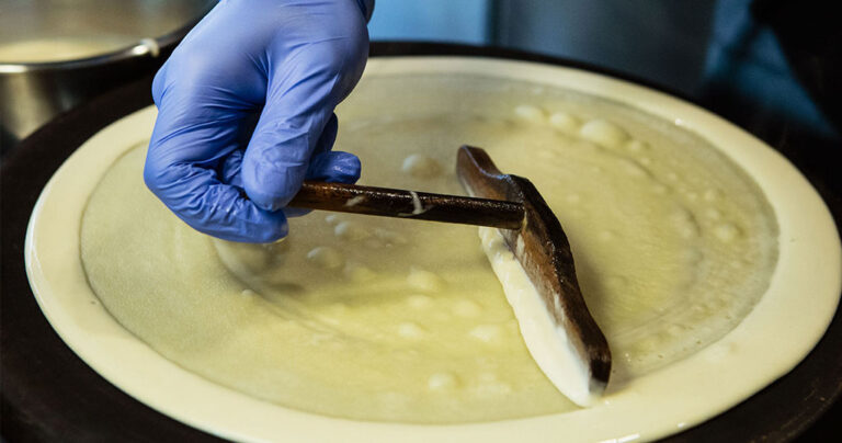 Καταστηματάρχης έλουσε εφοριακούς με κρέμα κρέπας στην Λευκάδα