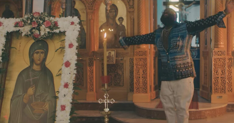 Διάσημος ράπερ προκαλεί με βίντεο κλιπ μέσα σε εκκλησία της Σαντορίνης