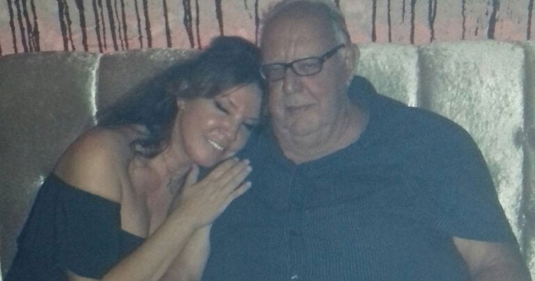 Αγκαλιασμένοι σε κοινή τους έξοδο Βάνα Μπάρμπα – Θεόδωρος Πάγκαλος