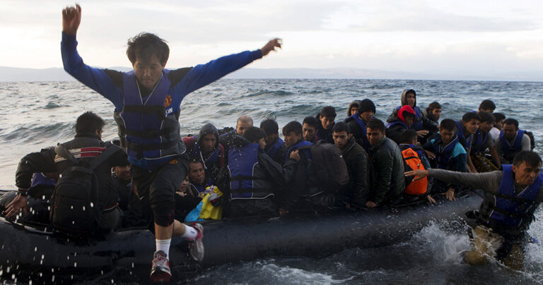 Παραμένουν αυξημένες οι ροές μεταναστών και προσφύγων στα νησιά του Αιγαίου