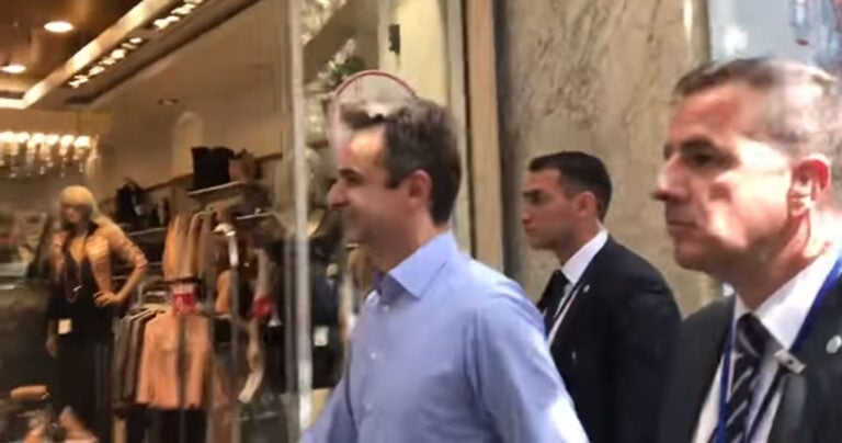 Ο Μητσοτάκης χαιρέτισε κούκλα βιτρίνας