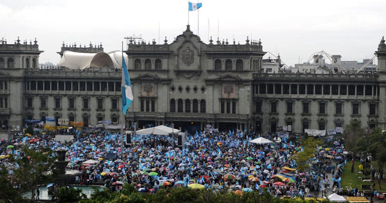 Γουατεμάλα: Εξαγριωμένοι πολίτες απέκλεισαν το κοινοβούλιο θέτοντας σε ομηρία τους βουλευτές