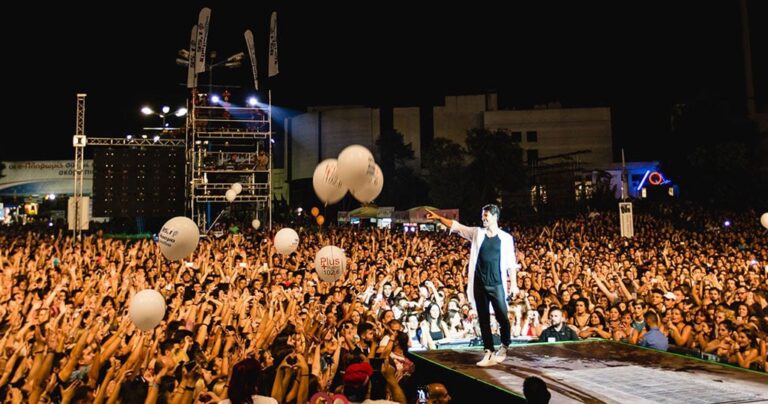 Με 50.000 κόσμο και τον Σάκη Ρουβά έκλεισε η 82η ΔΕΘ