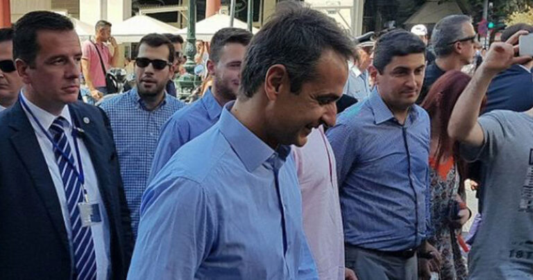 Πολίτης στο Μητσοτάκη στο κέντρο της Θεσσαλονίκης: «Σώσε μας! Μας τελειώνουν»