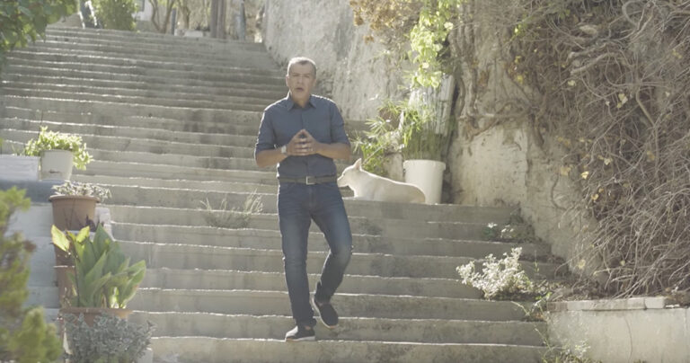 Δείτε πώς ο Σταύρος Θεοδωράκης ανακοινώνει την υποψήφιότητα του για την κεντροαριστερά