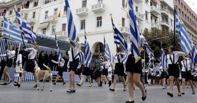 Γονείς στην Κοζάνη αντιδρούν γιατί κληρώθηκε σημαιοφόρος μαθητής από την Αλβανία