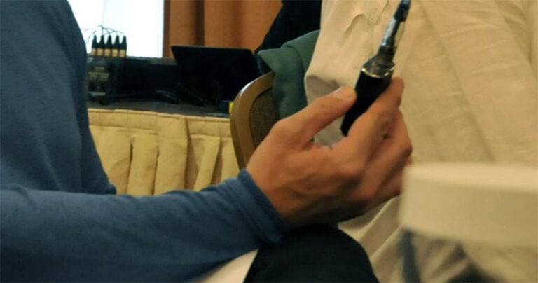 Ελληνική ανακάλυψη – Τουλάχιστον μια ερεθιστική ουσία σε όλα τα υγρά ηλεκτρονικών τσιγάρων