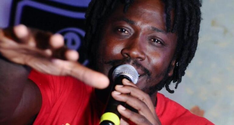 Μανώλης Αφολάνιο: «Στη σκηνή με αποθεώνουν στο δρόμο είμαι ένας μετανάστης»