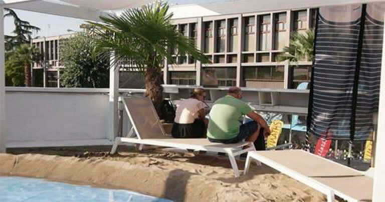 Δωρεάν φραπέ και κοκτέιλ στην ξαπλώστρα του beach bar της ΔΕΘ
