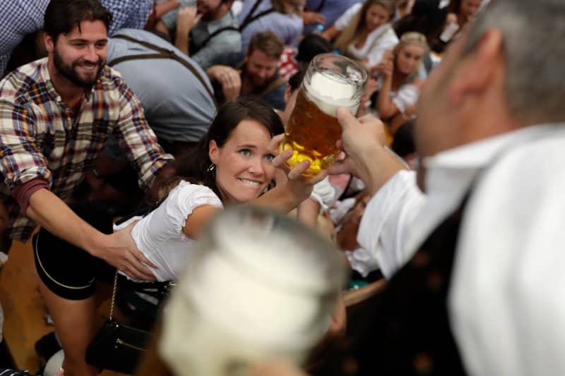 Βαυαρία: Το φημισμένο "Oktoberfest" ανοίγει τις κάνουλες και η μπ...