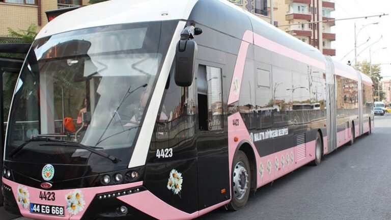 Τουρκία: Πρώτη φορά έπειτα από 91 χρόνια ροζ λεωφορεία μόνο για γυναίκες