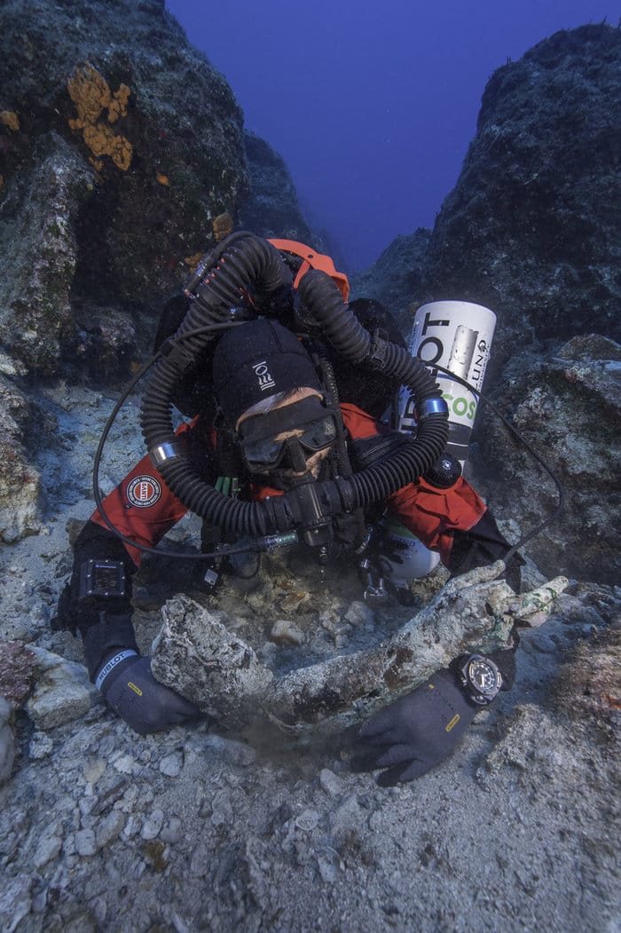 Εντυπωσιακή φωτογραφία από την υποβρύχια έρευνα τη στιγμή της ανακάλυψης του δεξιού χεριού αγάλματος που σώζεται από τον ώμο μέχρι τα δάχτυλα