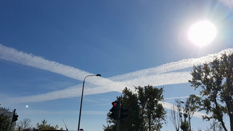 Mας ψεκάζουν; Η εξήγηση για τις λευκές γραμμές στον ουρανό της Θεσσαλονίκης