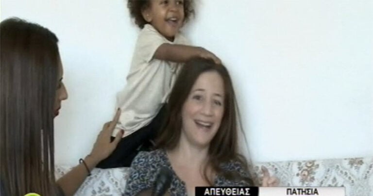 Έδινε συνέντευξη στον ΣΚΑΪ αλλά η κορούλα της ήθελε να παίξει