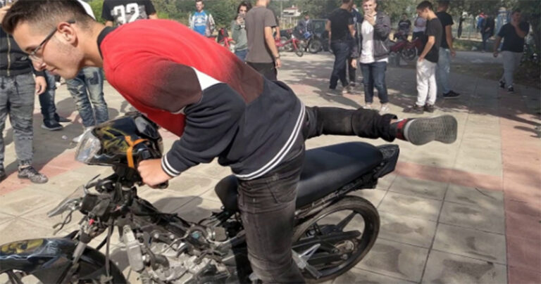 Κόφτες, παπάκια και σκόνη: Μια συνηθισμένη μέρα στην κατάληψη του ΕΠΑΛ Τυρνάβου