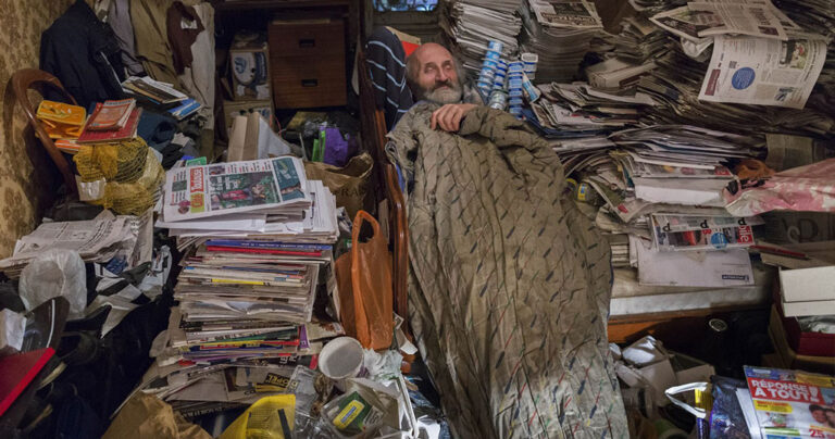 Εικόνες δείχνουν σε τι άθλια κατάσταση ζει άντρας που δεν πετάει ποτέ τίποτα