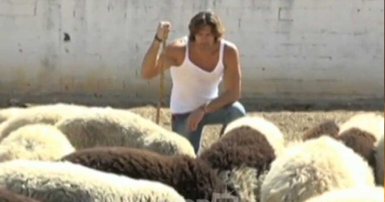 O Γιάννης Σπαλιάρας σκάβει, οργώνει και βόσκει πρόβατα