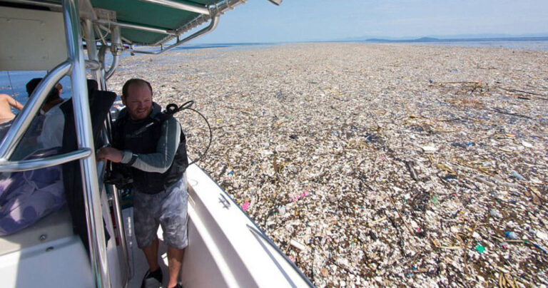 Εικόνες-σοκ δείχνουν πώς μαζεύονται τα πλαστικά μπουκάλια και τα σκουπίδια στους ωκεανούς