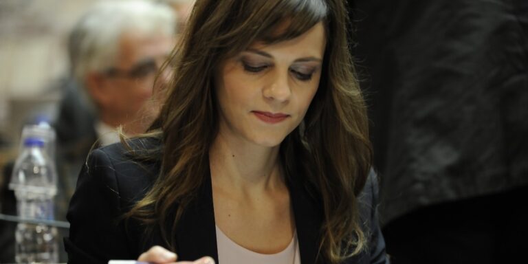 Αχτσιόγλου: «Βασικός στόχος να βγούμε από την επιτροπεία με την κοινωνία όρθια»