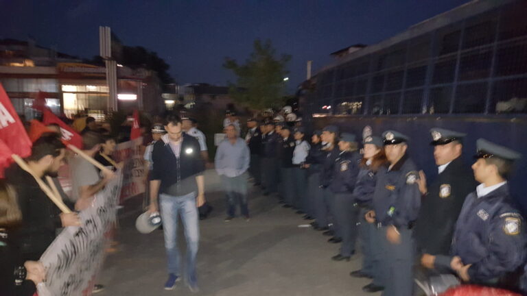 Θερμή υποδοχή επεφύλαξαν οι Λαρισαίοι στον Αλέξη Τσίπρα