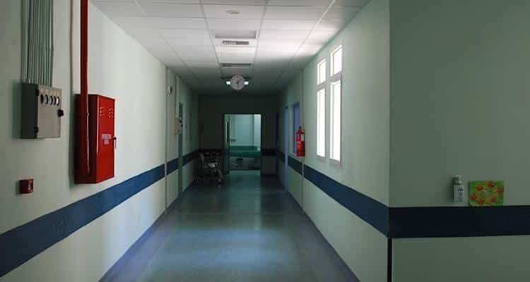 Mετανάστης έκανε γυαλιά καρφιά το τμήμα επειγόντων του νοσοκομείου Μυτιλήνης